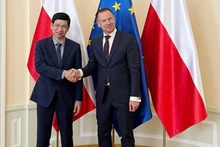Le vice-ministre vietnamien Ho An Phong (à gauche) et le secrétaire d’État du ministère polonais des Sports et du Tourisme, Piotr Borys. Photo : VOV.