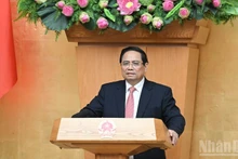 Le Premier ministre Pham Minh Chinh, chef du Comité national de pilotage des ouvrages et projets clés du secteur des transports, s'exprime lors de la réunion. Photo : NDEL.