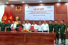 Cérémonie de signature de l’accord de coopération entre le comité populaire de la province de Ca Mau et le groupe Viettel. Photo : NDEL.
