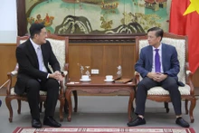 Tran Hoang (droite), directeur du Département du droit d’auteur, et Armand Jr Gacho, chef du groupe de conseil en licences pour l’Asie du Sud-Est chez le groupe américain Adobe. Photo : baovanhoa.