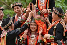 Un costume nuptial impressionnant, reflet de la richesse culturelle des Dao rouges.