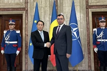 Le vice-ministre Le Quoc Hung (gauche) et le secrétaire d’État du ministère roumain de l’Intérieur, Bogdan Despescu. Photo : CAND.