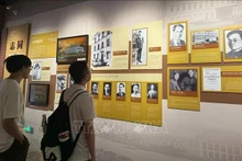 Des visiteurs lors de l'exposition. Photo : VNA.