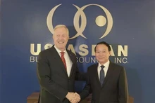 Le ministre l’Agriculture et de l'Environnement du Vietnam, Do Duc Duy (à droite), et Ted Osius, président et directeur général de l’USABC. Photo : VNA.