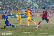 Le Hanoi Police FC (en rouge) décroche sa place en Ligue des champions de l’AFC 2 pour la saison 2025-2026. Photo : VietnamPlus.