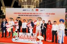 Le comité d'organisation a offert des fleurs pour féliciter les premiers passagers arrivés à Da Nang par un vol d'Emirates. Photo : baovanhoa.
