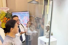 L'ancienne présidente de l'Assemblée nationale du Vietnam, Nguyen Thi Kim Ngan, visite l'exposition thématique. Photo : VNA.