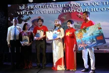 L’ambassadeur du Vietnam en Allemagne, Vu Quang Minh, et des lauréats du premier prix. Photo : VNA.