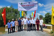 Cérémonie d’inauguration d’un pont rural dans le hameau 9 (commune de Tan Long). Photo : baotayninh.