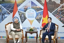 L’ambassadeur Nguyen Thanh Hai (à droite) en discussion avec le ministre en chef du Gujarat. Photo : Bureau du commerce vietnamien en Inde. 