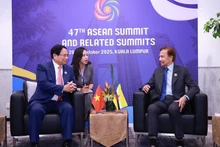 Le Premier ministre Pham Minh Chinh (gauche) et le Sultan de Brunei Darussalam Haji Hassanal Bolkiah. Photo : VNA.