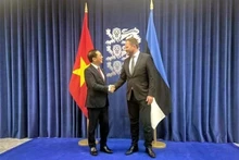 Le vice-Premier ministre et ministre vietnamien des Affaires étrangères, Bui Thanh Son (gauche) et le ministre estonien des Affaires étrangères, Margus Tsahkna.