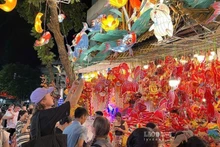 La rue Hang Ma attire de nombreux visiteurs vietnamiens et étrangers. Photo : laodong.