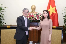 La vice-ministre vietnamienne Nguyen Minh Hang et Kim Hee Sang, assistant du ministre sud-coréen des Affaires étrangères chargé des affaires économiques. Photo : baoquocte.