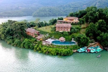 Tourisme de villégiature à Mai Chau, lac Hoa Binh. Photo : Service de la Culture, des Sports et du Tourisme de Phu Tho.