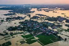 Vue d’ensemble de la commune de Hoang Van entièrement submergée sous une vaste étendue d’eau.