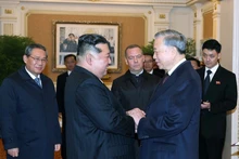 Le secrétaire général du Parti communiste du Vietnam (PCV), To Lam (droite), et le secrétaire général du Parti du Travail de Corée et président de la Commission des affaires d’État de la RPDC, Kim Jong Un. Photo : VNA.