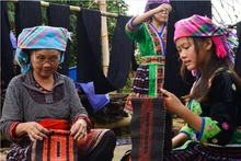 Une femme H’Mông brode sur des pièces de tissu déjà teintes à l’indigo. Photo : baodantoc.
