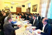 Panorama de la table ronde à Prague. Photo : VNA.