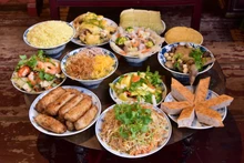 Un banquet traditionnel de Bat Trang avec ses plats emblématiques. Photo : tinhhoalangnghe.