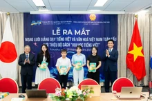 Présentation de la collection « Apprendre le vietnamien en s’amusant », élaborée par le professeur Nguyen Minh Thuyet et son équipe. Photo : Le Comité d’État chargé des Vietnamiens à l’étranger.