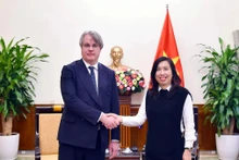La vice-ministre vietnamienne des Affaires étrangères Le Thi Thu Hang (à droite) et Kirill Logvinov, directeur du Département des organisations internationales du ministère russe des Affaires étrangères. Photo : baoquocte.