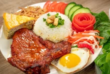Le com tam suon (riz brisé aux travers de porc grillés) figure dans le classement des 100 plats à base de viande les mieux notés d’Asie du Sud-Est.