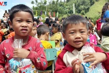 Les enfants de Phieng Pan reçoivent leurs cadeaux de la fête de la mi-automne. Photo : VOV5.