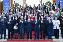 Le Premier ministre Pham Minh Chinh et les délégués participant au Forum économique du Vietnam 2025.