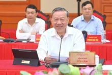 Le secrétaire général du Parti communiste du Vietnam, To Lam, prend la parole lors de la séance de travail. Photo : NDEL.