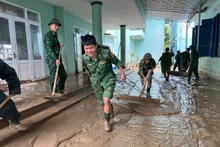 Khanh Hoa : les garde-frontières aux côtés des habitants pour faire face aux dégâts des inondations
