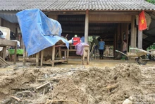 Les eaux boueuses continuent de s’écouler devant et autour de la maison de la famille de Luong Van Hong, 67 ans, dans le village de Phan Do, commune de Duong Quy. 