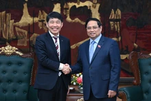 Le Premier ministre Pham Minh Chinh (droite) et Yamamoto Ichita, gouverneur de la préfecture de Gunma.