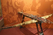 L’« arbalète magique » actuellement présentée au Musée d’Histoire militaire du Vietnam. Photo : Dantri.