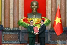 Le président Luong Cuong remet à Nguyen Trong Nghia, la décision le nommant chef du Département général de la politique de l’Armée populaire du Vietnam.