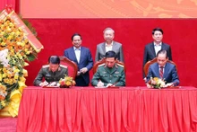 Lors de la signature du Règlement de coordination entre le ministère de la Sécurité publique, le ministère de la Défense et le ministère des Affaires étrangères. Photo : NDEL.