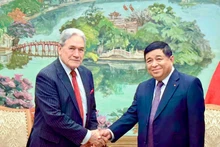Le vice-Premier ministre Nguyen Chi Dung (droite) et Winston Peters, ministre néo-zélandais des Affaires étrangères (AE). Photo : VGP.