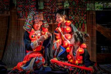 Transmission de l’art de la broderie traditionnelle de l’ethnie Dao Rouge aux jeunes générations. Photo : nhiepanhdoisong.