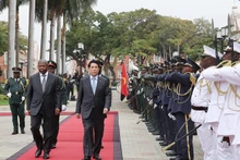 Cérémonie de départ du président vietnamien Luong Cuong et de son épouse au palais présidentiel de la capitale Luanda ,marquant la fin de leur visite d'Etat en Angola. Photo : VNA.