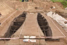 Vue d’ensemble du bateau à double coque unique après l’excavation d’urgence au chef-lieu de Thuan Thanh, province de Bac Ninh. Photo : NDEL.