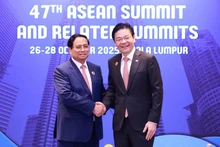 Le Premier ministre vietnamien Pham Minh Chinh (gauche) et son homologue singapourien Lawrence Wong ont eu, dans la matinée du 28 octobre à Kuala Lumpur, leur deuxième rencontre annuelle. Photo : VNA.
