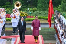 Le président de la République, Luong Cuong, et le roi du Bhoutan, Jigme Khesar Namgyel Wangchuck, passent en revue la garde d’honneur de l’Armée populaire du Vietnam lors de la cérémonie d’accueil officiel.
