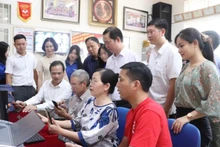 De nombreuses personnes âgées, autrefois peu à l’aise avec les smartphones, savent désormais ouvrir des applications, déposer des dossiers en ligne et rechercher les informations nécessaires. Photo : KTĐT.