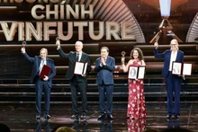 Le président de l’AN, Tran Thanh Man (au centre), remet le Grand Prix VinFuture aux lauréats. Photo : VNA.