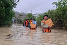 Des soldats acheminent des vivres essentiels aux populations sinistrées