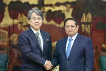 Le Premier ministre vietnamien Pham Minh Chinh (à droite) rencontre à Hanoi Maeda Tadashi, président du Conseil d’administration de la JBIC. Photo : VNA.