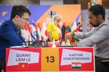 Le grand maître vietnamien Le Quang Liem vient à bout du champion national indien en titre, Karthik Venkataraman, en Inde le 12 novembre. Photo : FIDE.
