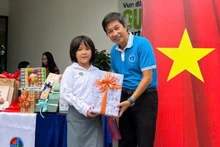 Des cadeaux chargés de sens ont été offerts par les enseignants et les élèves de la capitale Hanoi. Photo : NDEL.
