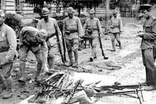 Les soldats de l’armée japonaise du Kwantung remettent leurs armes et se rendent à l'Armée rouge de l'Union soviétique (août 1945). Photo d’archives : VNA.
