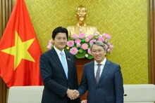 Le ministre vietnamien de la Justice, Nguyen Hai Ninh (à droite), et le vice-ministre japonais de la Justice, Mitani Hidehiro, lors de la réception. Photo : NDEL.